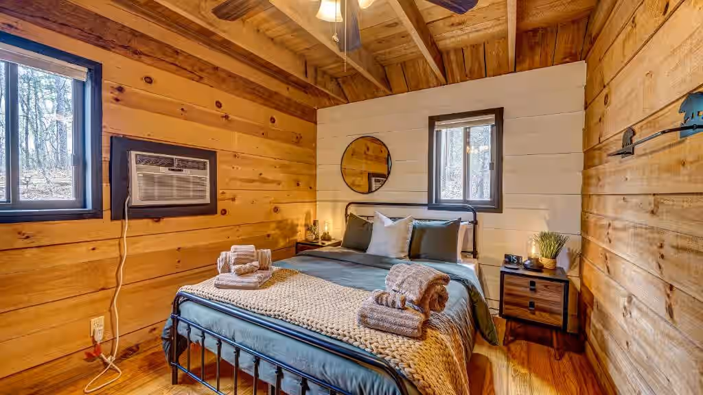 Pioneer Lodge – Cozy Cabin, cabin with a private hot tub, photo 3