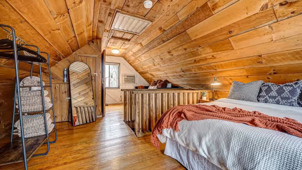 Pioneer Lodge – Cozy Cabin, cabin with a private hot tub, photo 4