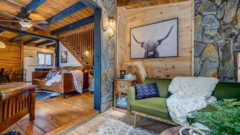 Pioneer Lodge – Cozy Cabin, cabin with a private hot tub, photo 5