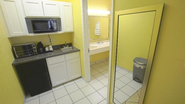 Plantation Suites & Conference Center
