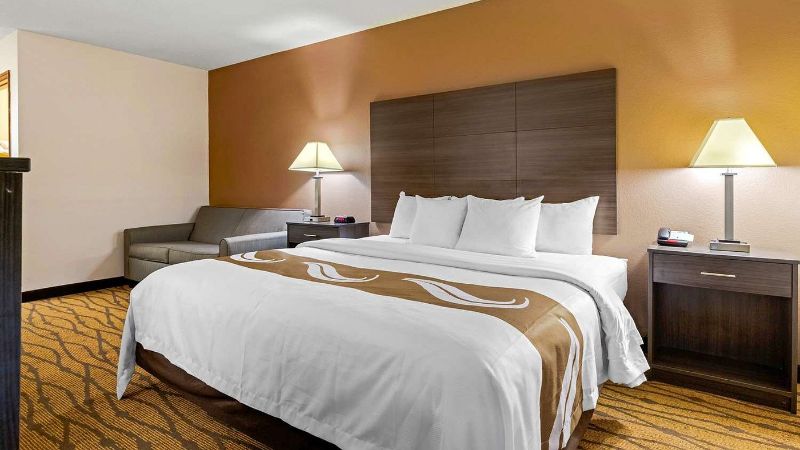 Quality Inn High Point – Archdale, room with private jacuzzi, photo 2