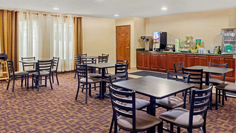 Quality Inn High Point – Archdale, room with private jacuzzi, photo 6