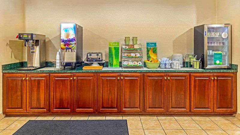 Quality Inn High Point – Archdale, room with private jacuzzi, photo 7