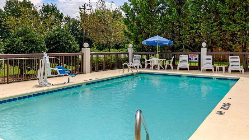 Quality Inn High Point – Archdale, room with private jacuzzi, photo 8