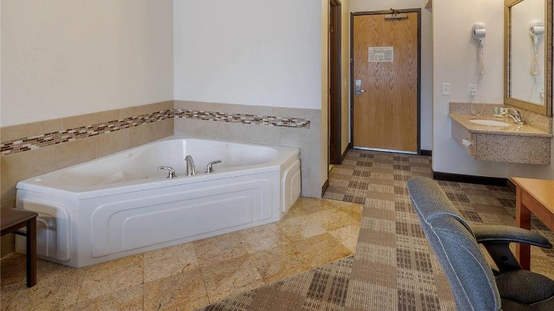 Quality Inn Kenai, room with private jacuzzi, photo 1
