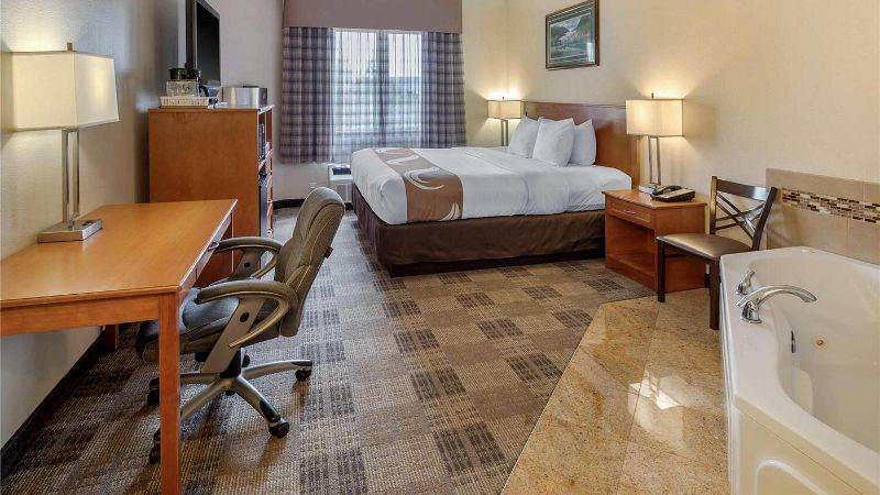 Quality Inn Kenai, room with private jacuzzi, photo 2