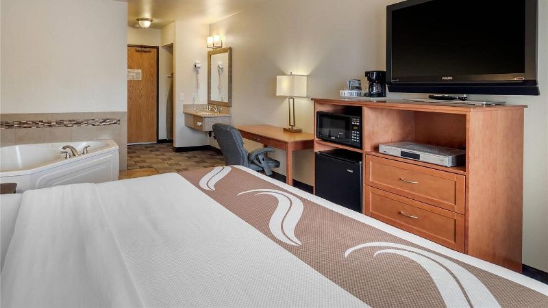 Quality Inn Kenai, room with private jacuzzi, photo 3