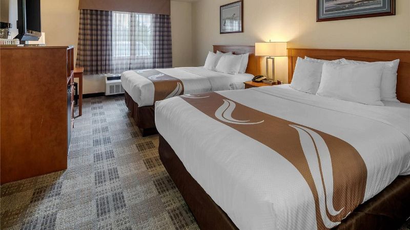 Quality Inn Kenai, room with private jacuzzi, photo 4