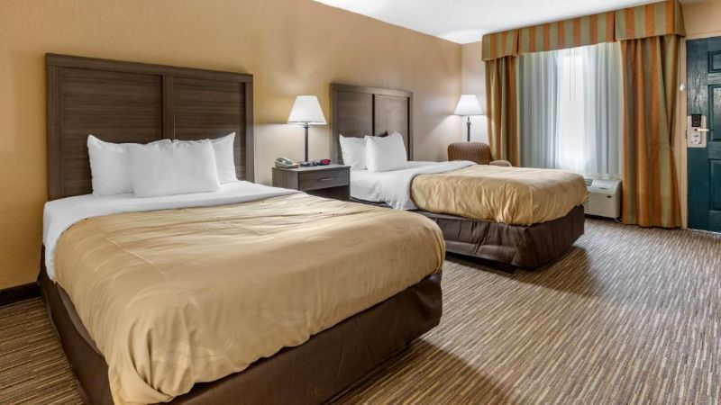 Quality Inn & Suites Hanes Mall, room with private jacuzzi, photo 2