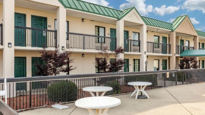 Quality Inn & Suites Hanes Mall, room with private jacuzzi, photo 4