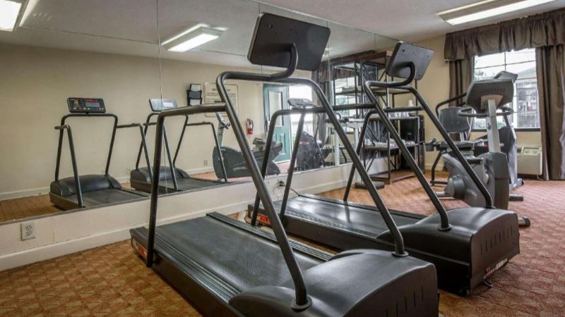 Quality Inn & Suites Hanes Mall, room with private jacuzzi, photo 7