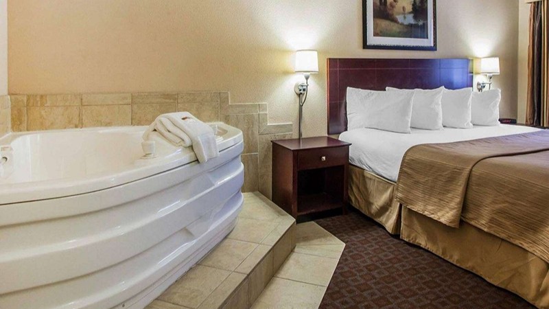 Quality Inn & Suites Peoria, room with private jacuzzi, photo 2