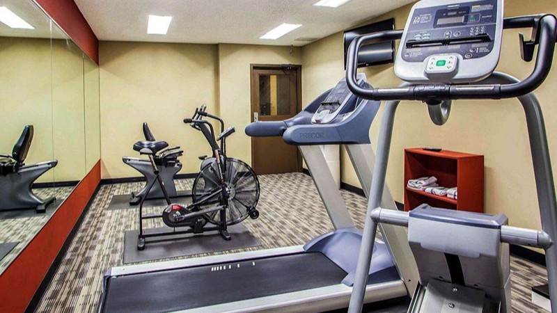 Quality Inn & Suites Peoria, room with private jacuzzi, photo 7