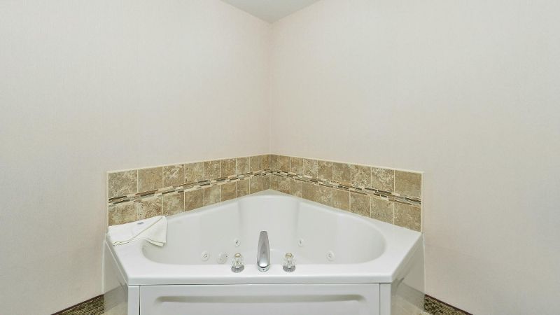 Quality Inn & Suites Stoughton – Madison South, room with private jacuzzi, photo 1