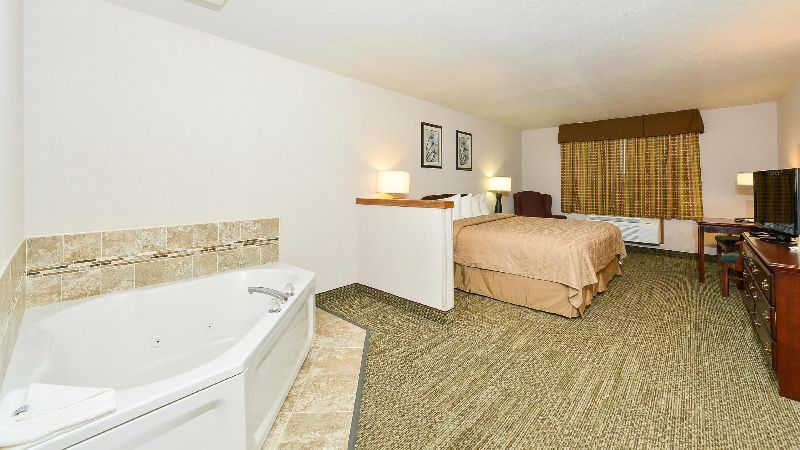 Quality Inn & Suites Stoughton – Madison South, room with private jacuzzi, photo 2