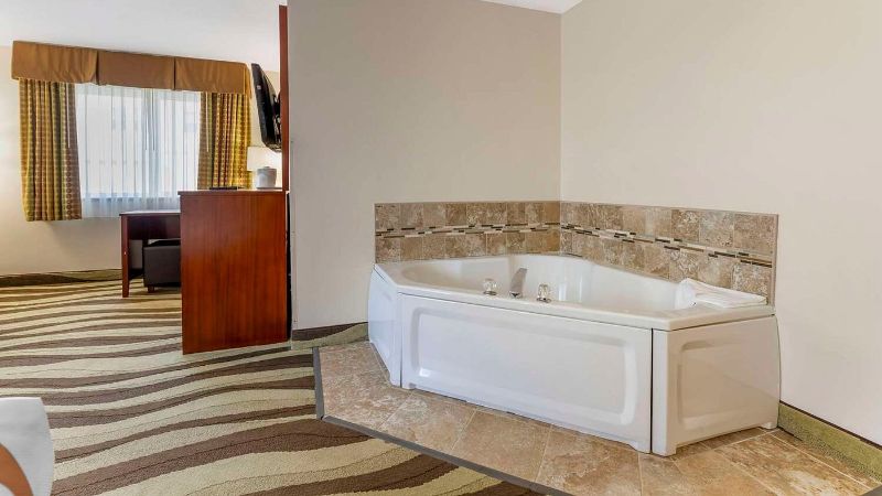 Quality Inn & Suites Stoughton – Madison South, room with private jacuzzi, photo 3