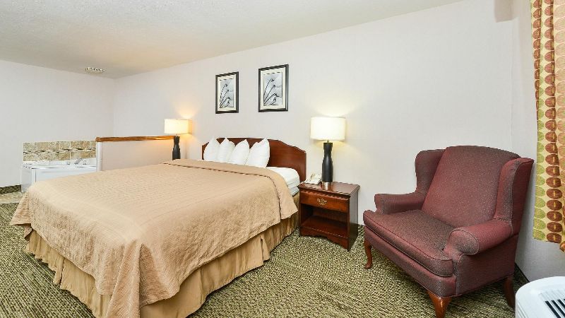 Quality Inn & Suites Stoughton – Madison South, room with private jacuzzi, photo 4