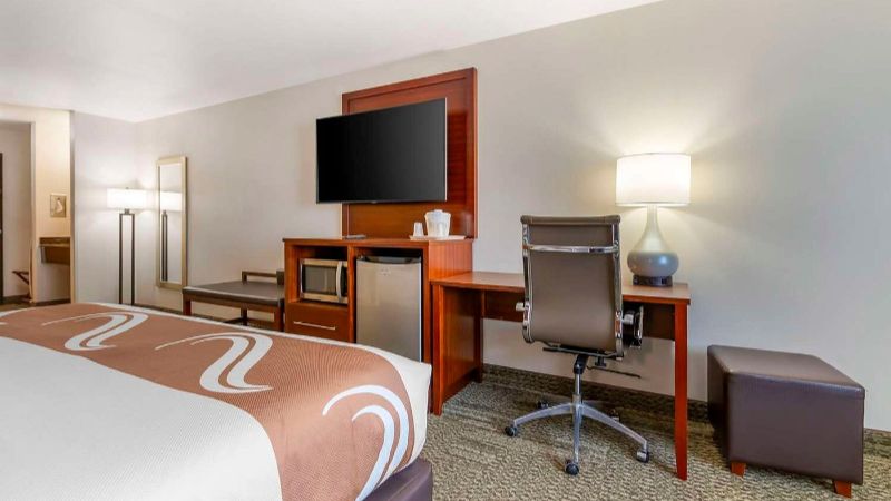 Quality Inn & Suites Stoughton – Madison South, room with private jacuzzi, photo 5
