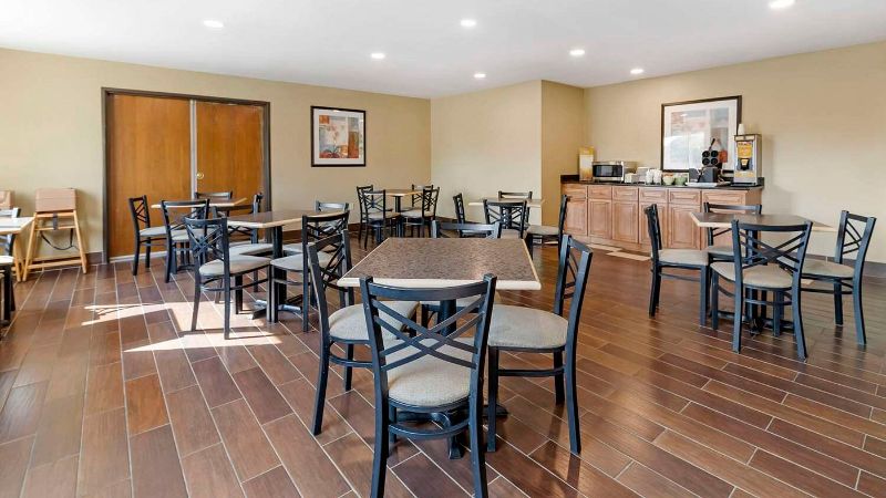 Quality Inn & Suites Stoughton – Madison South, room with private jacuzzi, photo 6