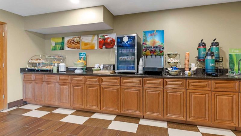Quality Inn & Suites Stoughton – Madison South, room with private jacuzzi, photo 7