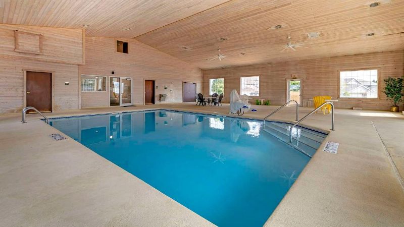 Quality Inn & Suites Stoughton – Madison South, room with private jacuzzi, photo 8