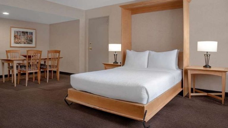 Ramada Plaza by Wyndham Calgary Downtown