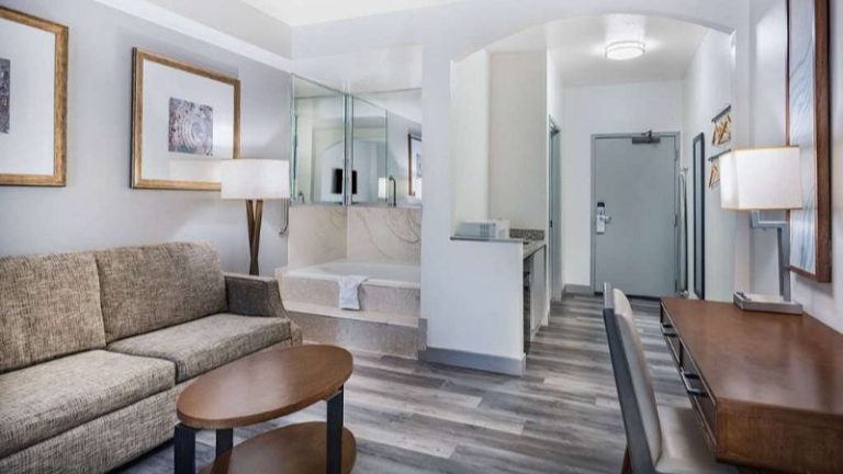 Ramada by Wyndham Bakersfield