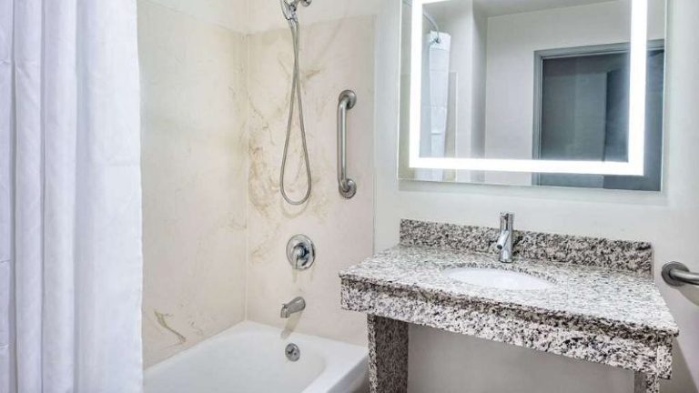 Ramada by Wyndham Bakersfield