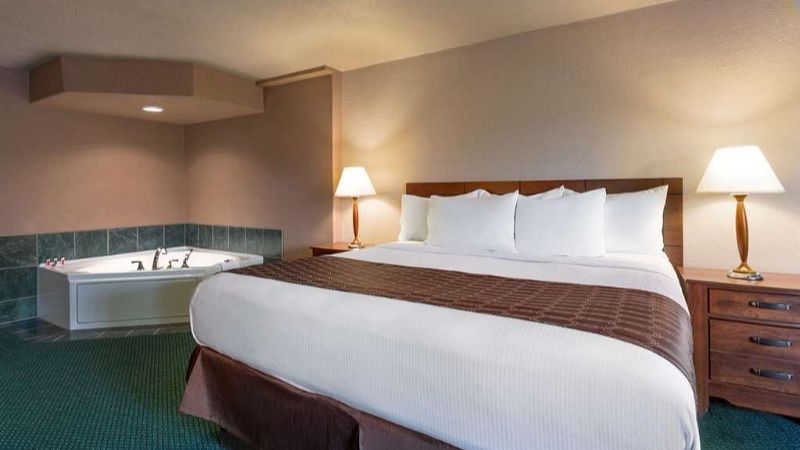 Ramada by Wyndham Bismarck, room with private jacuzzi, photo 1