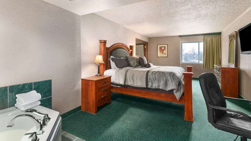 Ramada by Wyndham Bismarck, room with private jacuzzi, photo 2
