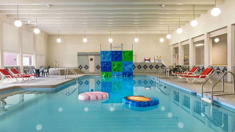 Ramada by Wyndham Bismarck, room with private jacuzzi, photo 6