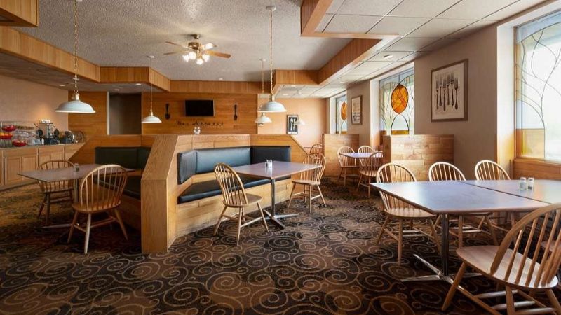 Ramada by Wyndham Bismarck, room with private jacuzzi, photo 8