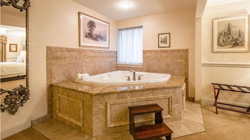 Red Coach Inn 1 - jacuzzi hotel room