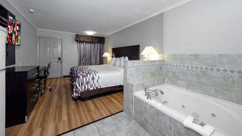 Red Roof Inn Arlington – Entertainment District, room with private jacuzzi, photo 2