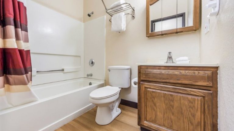 Red Roof Inn & Suites Omaha – Council Bluffs