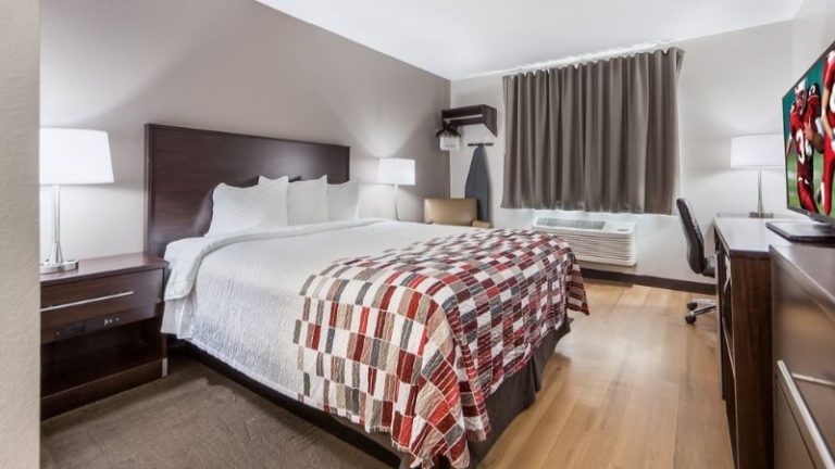 Red Roof Inn & Suites Omaha – Council Bluffs