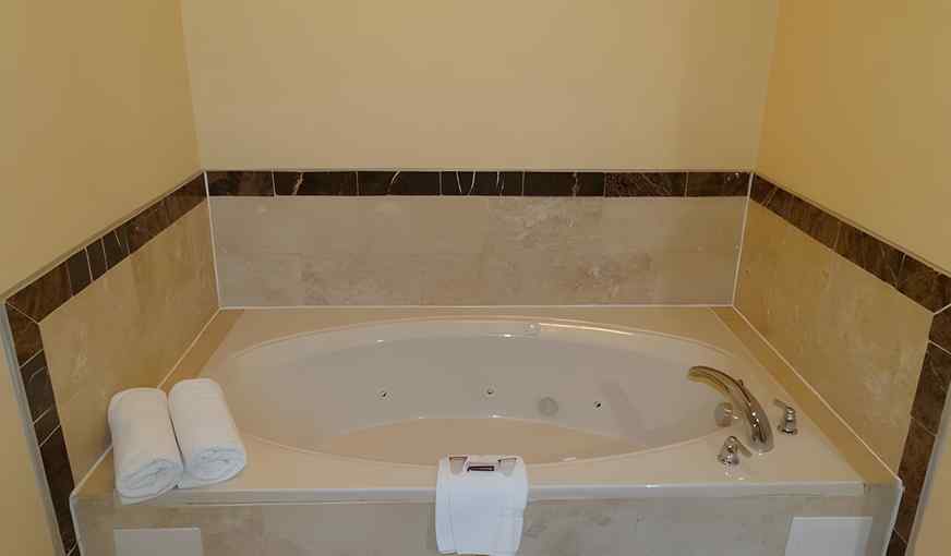 Regency Inn & Suites – Baytown, room with private jacuzzi
