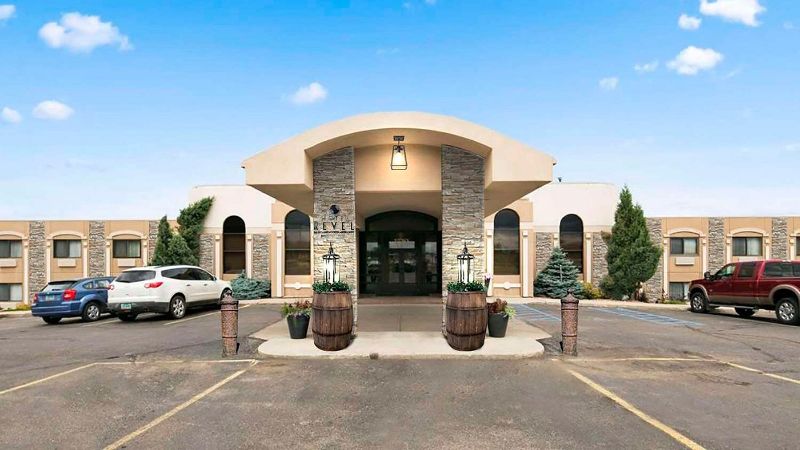 Revel Hotel Minot, SureStay Collection by Best Western, room with private jacuzzi, photo 5