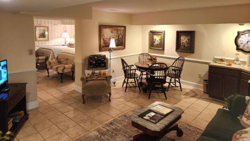Richard Johnston Inn, room with private jacuzzi, photo 5