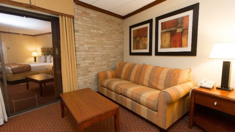 Riverwalk Plaza Hotel