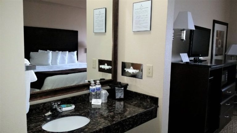 Rock Island Inn & Suites