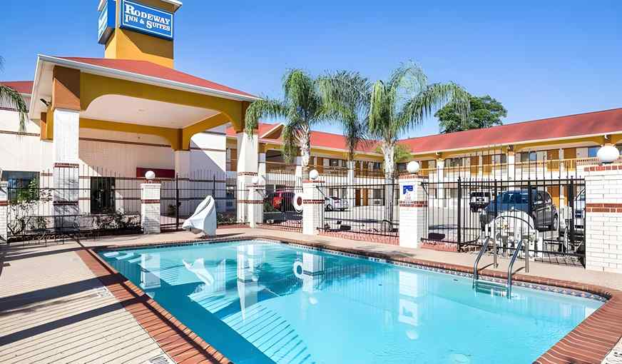 Rodeway Inn Humble, room with private jacuzzi, photo 2