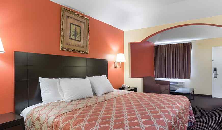 Rodeway Inn Humble, room with private jacuzzi, photo 4