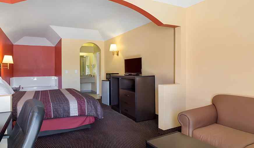 Rodeway Inn Humble, room with private jacuzzi, photo 7