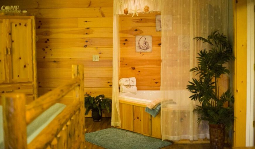 Romantic Jacuzzi Cabin Suite
