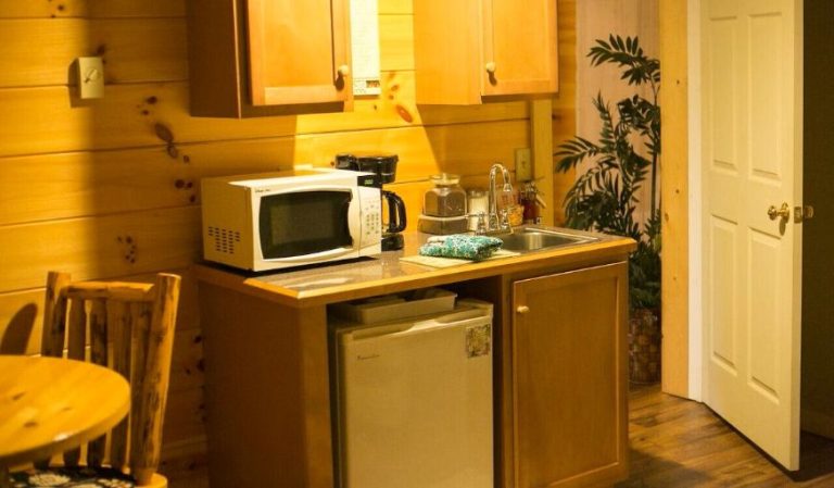 Romantic Jacuzzi Cabin Suite