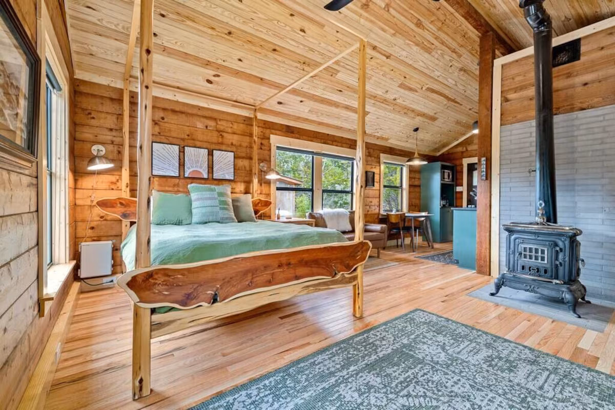 Romantic Log Cabin on Smith Creek, cabin with a private hot tub, photo 2