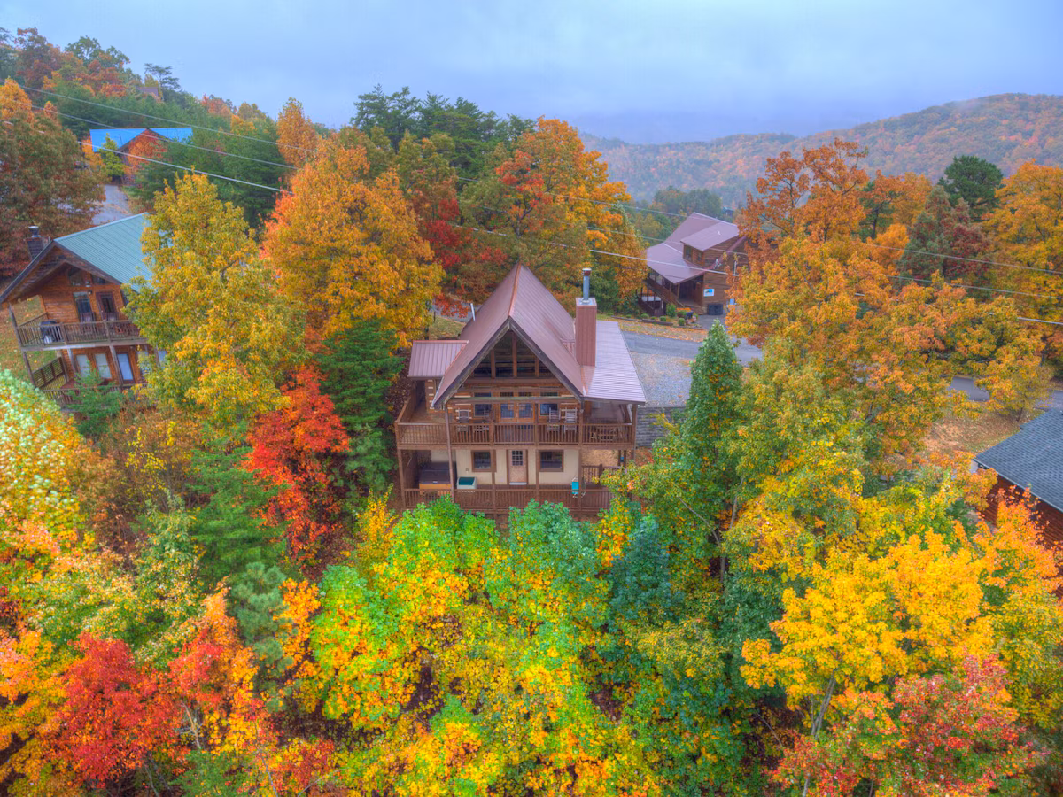Rustic Luxury Cabin with Awesome Views – Sevierville, cabin with a private hot tub, photo 2