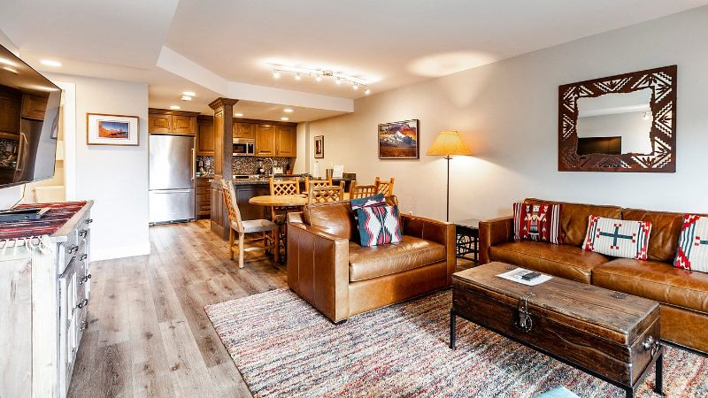 Shadow Ridge, room with private jacuzzi, photo 3