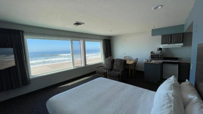 Sandcastle Beachfront Motel